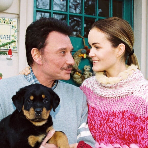 La Savannah, maison de Marnes-la-Coquette dans laquelle Johnny Hallyday a rendu son dernier souffle, est toujours en vente
Exclusif - Archives - Johnny Hallyday et sa femme Laeticia avec leur chien devant leur villa Savannah de Marnes-la-Coquette 