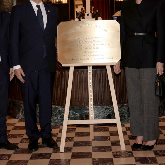 Stéphane Valeri (Directeur général de la Monte-Carlo SBM), Le prince Albert II de Monaco et la princesse Charlène de Monaco, Eric Gorjux (Directeur général Cafe de Paris Monte Carlo) - No Tabloids - Inauguration de la brasserie "Café de Paris Monte-Carlo" sur la Place du Casino à Monaco le 22 novembre 2023. Ouverte au grand public depuis le 14 novembre dernier, la brasserie du Café de Paris a été officiellement inaugurée hier soir. Une nouvelle étape pour l'établissement ouvert il y a cent cinquante-cinq ans et six fois remodelé depuis la fin du XIXe siècle. Cette nouvelle transformation, opérée en 19 mois, a été chiffrée à 70 millions d'euros par le président-délégué de la Société des Bains de Mer, S. Valeri, qui a confirmé le montant de l'investissement à l'antenne de Radio Monaco. Hier soir, devant ses 120 invités, il s'est félicité qu'avec la réouverture de " l'iconique " brasserie, " la magie opère à nouveau " à Monte-Carlo. Et les réservations ne désemplissent pas... © Claudia Albuquerque/Bestimage 