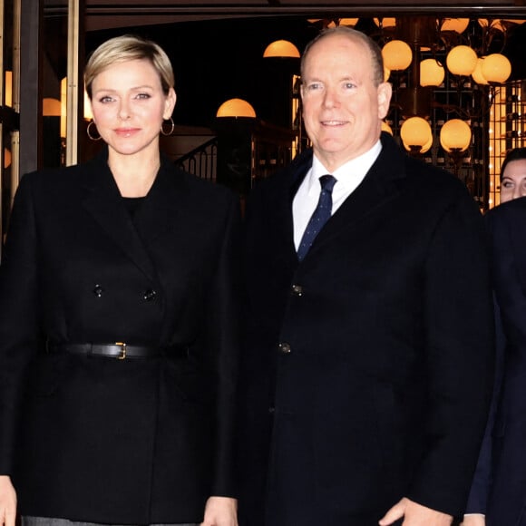 La princesse Charlène de Monaco, le prince Albert II de Monaco - Inauguration de la brasserie "Café de Paris Monte-Carlo" sur la Place du Casino à Monaco le 22 novembre 2023. Ouverte au grand public depuis le 14 novembre dernier, la brasserie du Café de Paris a été officiellement inaugurée hier soir. Une nouvelle étape pour l'établissement ouvert il y a cent cinquante-cinq ans et six fois remodelé depuis la fin du XIXe siècle. Cette nouvelle transformation, opérée en 19 mois, a été chiffrée à 70 millions d'euros par le président-délégué de la Société des Bains de Mer, S. Valeri, qui a confirmé le montant de l'investissement à l'antenne de Radio Monaco. Hier soir, devant ses 120 invités, il s'est félicité qu'avec la réouverture de " l'iconique " brasserie, " la magie opère à nouveau " à Monte-Carlo. Et les réservations ne désemplissent pas... © Claudia Albuquerque/Bestimage 