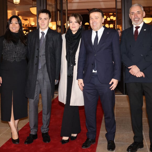 Louis Ducruet et sa femme Marie, Camille Gottlieb, Stéphane Valeri (Directeur général de la Monte-Carlo SBM), Eric Gorjux (Directeur général Cafe de Paris Monte Carlo) - Inauguration de la brasserie "Café de Paris Monte-Carlo" sur la Place du Casino à Monaco le 22 novembre 2023. Ouverte au grand public depuis le 14 novembre dernier, la brasserie du Café de Paris a été officiellement inaugurée hier soir. Une nouvelle étape pour l'établissement ouvert il y a cent cinquante-cinq ans et six fois remodelé depuis la fin du XIXe siècle. Cette nouvelle transformation, opérée en 19 mois, a été chiffrée à 70 millions d'euros par le président-délégué de la Société des Bains de Mer, S. Valeri, qui a confirmé le montant de l'investissement à l'antenne de Radio Monaco. Hier soir, devant ses 120 invités, il s'est félicité qu'avec la réouverture de " l'iconique " brasserie, " la magie opère à nouveau " à Monte-Carlo. Et les réservations ne désemplissent pas... © Claudia Albuquerque/Bestimage 