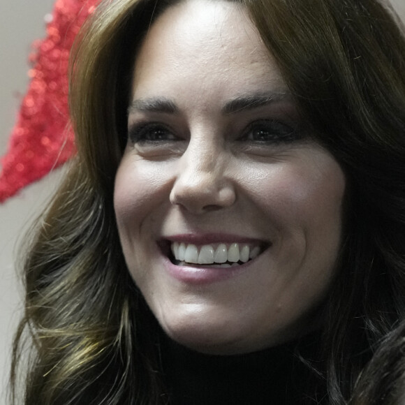 Mais son meilleur atout restait sans nul doute son plus beau sourire !
Catherine (Kate) Middleton, princesse de Galles, lors d'une visite à l'association caritative Sebby's Corner à Barnet, dans le nord de Londres, Royaume Uni, le 24 novembre 2023, pour lancer une initiative de son Royal Foundation Centre for Early Childhood visant à soutenir les familles avec de jeunes enfants à l'approche de Noël. 
