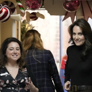 Pour l'occasion, la princesse avait misé sur un look très automnal mettant sa silhouette parfaite en valeur 
Catherine (Kate) Middleton, princesse de Galles, lors d'une visite à l'association caritative Sebby's Corner à Barnet, dans le nord de Londres, Royaume Uni, le 24 novembre 2023, pour lancer une initiative de son Royal Foundation Centre for Early Childhood visant à soutenir les familles avec de jeunes enfants à l'approche de Noël. 