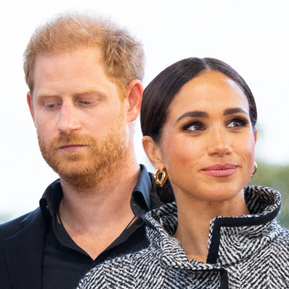Les tensions ne se sont visiblement pas apaisées dans la famille royale britannique. 
Le prince Harry, duc de Sussex et Meghan Markle, duchesse de Sussex, remettent un prix honorifique à Kevin Costner lors de son gala de charité Live, organisé sur son terrain de polo à Summerland près de Santa Barbar