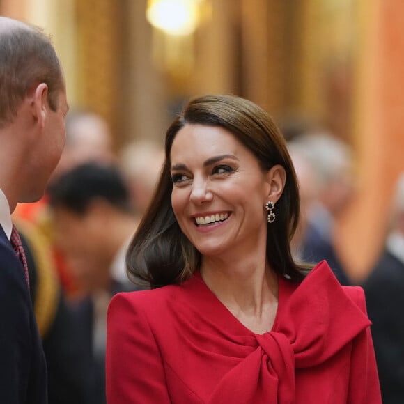 Le prince William, prince de Galles, et Catherine (Kate) Middleton, princesse de Galles, avec Choo Kyungho, vice-premier ministre coréen et Park Jin, ministre coréen des Affaires étrangères, regardent une exposition spéciale d'objets de la collection royale relative à la République de Corée dans la galerie de photos du palais de Buckingham à Londres, Royaume Uni, le 21 novembre 2023. 