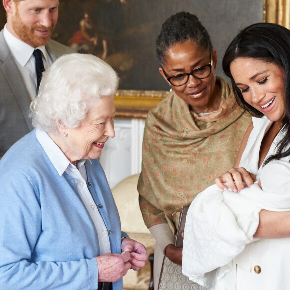  Le prince Philip, duc d'Edimbourg, la reine Elisabeth II d'Angleterre, la mère de Meghan Doria Ragland, le prince Harry, duc de Sussex, Meghan Markle, duchesse de Sussex, et leur fils Archie Harrison Mountbatten-Windsor. Windsor, le 7 mai 2019.