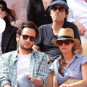 Le chanteur Vianney et sa femme Catherine Robert en tribunes lors des Internationaux de France de tennis de Roland Garros 2023, à Paris, France, le 9 juin 2023. © Jacovides-Moreau/Bestimage 