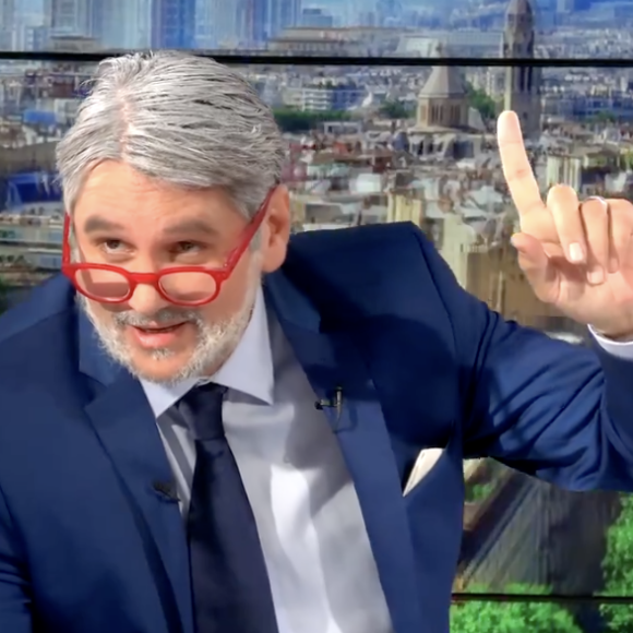 Ce samedi 25 novembre, il s'exprime. C'est au cours d'un long entretien avec "Le Parisien" que le journaliste a été amené à donner son avis sur la vidéo 
Pascal Praud moqué dans une parodie de L'heure des pros (CNews) de Malik Bentalha