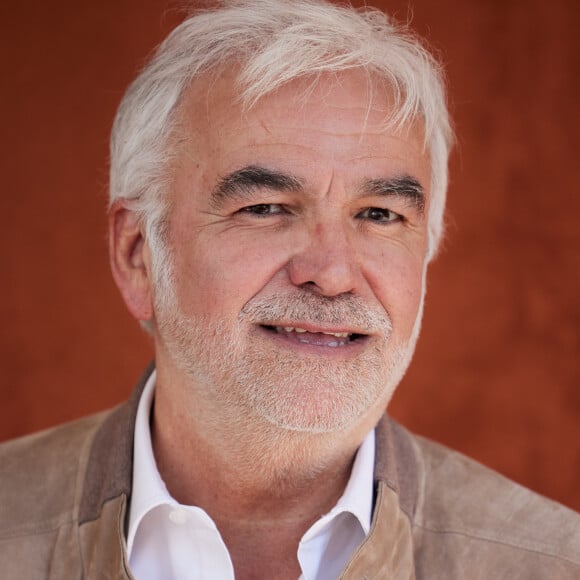 "Le début, avec la chanson de Sardou, ça m'a fait marrer. Le reste, c'est caricatural mais honnêtement ce n'est pas méchant. Être parodié, c'est la rançon du succès."
Pascal Praud au village lors des Internationaux de France de tennis de Roland Garros 2023, à Paris, France, le 4 juin 2023. © Cyril Moreau/Bestimage