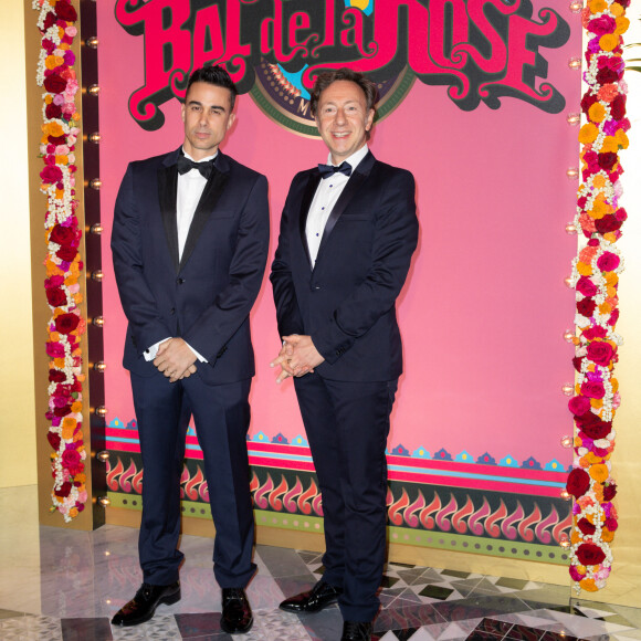 Stéphane Bern et son compagnon Yori Bailleres - Arrivées des invités au Bal de la Rose 2023 sur le thème "Bollywood" à la salle des étoiles à Monaco le 25 mars 2023. © Olivier Huitel / Pool / Bestimage 