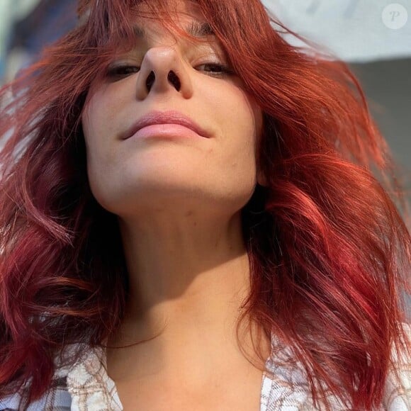 Alice Detollenaere a changé de couleur de cheveux en optant pour un rouge flamboyant.