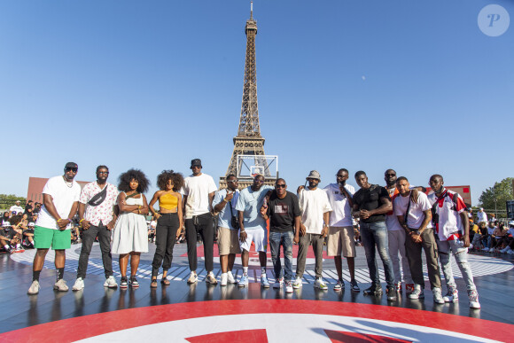 Lui se trouvait à La Défense Arena, où il donnait de la voix devant un public de 40 000 personnes.
Exclusif - Ladj Ly, Assa Traoré et Alicia Aylies, Serge Ibaka, James BKS, Moussa Mansaly, Mokobé, Fally Ipupa, Bosh, Vegedream et Layvin Kurzawa à l'évènement "Quai 54", grand tournoi de streetball au Trocadéro à Paris, le 18 juillet 2021. © Pierre Perusseau/Bestimage