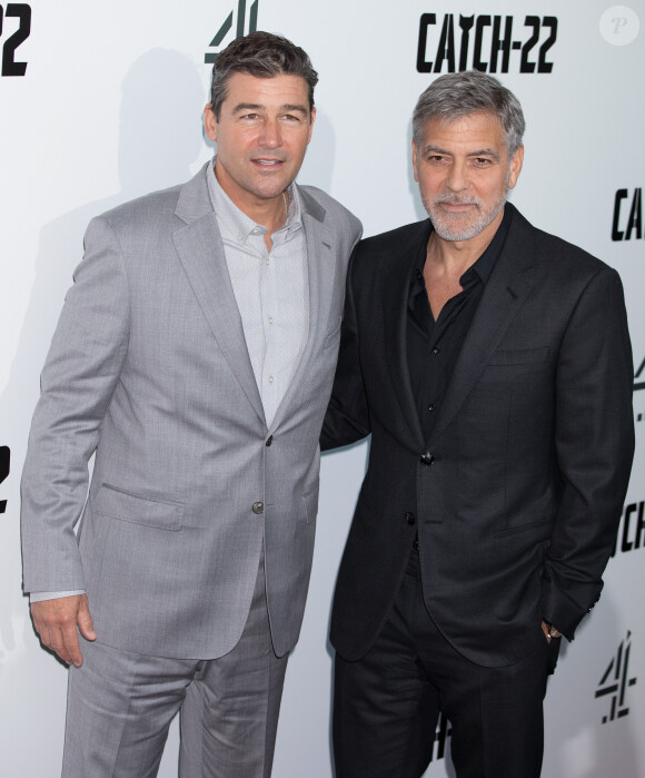 George Clooney et Kyle Chandler à la première de "Catch 22" à Londres, le 15 mai 2019.