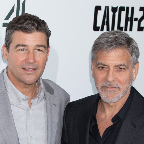 George Clooney et Kyle Chandler à la première de "Catch 22" à Londres, le 15 mai 2019.