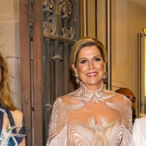 La reine Maxima des Pays-Bas et la Première Dame française Brigitte Macron lors de l'ouverture de l'exposition "Sculpter les sens" d'Iris van Herpen au Musée des Arts Décoratifs de Paris, France, le 28 novembre 2023.