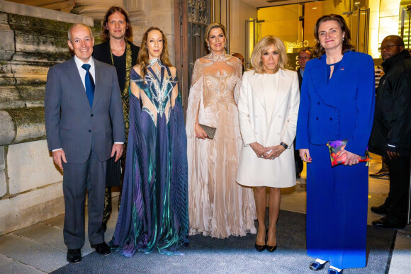 La reine Maxima des Pays-Bas et la Première Dame française Brigitte Macron lors de l'ouverture de l'exposition "Sculpter les sens" d'Iris van Herpen au Musée des Arts Décoratifs de Paris, France, le 28 novembre 2023.