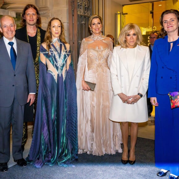 La reine Maxima des Pays-Bas et la Première Dame française Brigitte Macron lors de l'ouverture de l'exposition "Sculpter les sens" d'Iris van Herpen au Musée des Arts Décoratifs de Paris, France, le 28 novembre 2023.