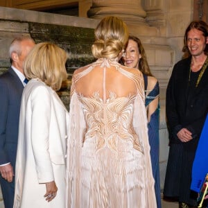 La reine néerlandaise a souhaité mettre en valeur la création de l'artiste exposée, Iris van Herpen, dont elle affectionne le travail
La reine Maxima des Pays-Bas et la Première Dame française Brigitte Macron lors de l'ouverture de l'exposition "Sculpter les sens" d'Iris van Herpen au Musée des Arts Décoratifs de Paris, France, le 28 novembre 2023.