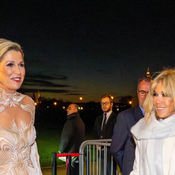 La reine Maxima des Pays-Bas et la Première Dame française Brigitte Macron lors de l'ouverture de l'exposition "Sculpter les sens" d'Iris van Herpen au Musée des Arts Décoratifs de Paris, France, le 28 novembre 2023.