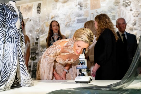 La reine Maxima des Pays-Bas visitent l'exposition "Sculpter les sens" d'Iris van Herpen au Musée des Arts Décoratifs de Paris le 28 novembre 2023.