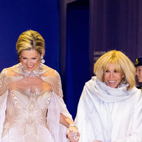 Brigitte Macron et la reine Maxima des Pays-Bas visitent l'exposition "Sculpter les sens" d'Iris van Herpen au Musée des Arts Décoratifs de Paris le 28 novembre 2023.