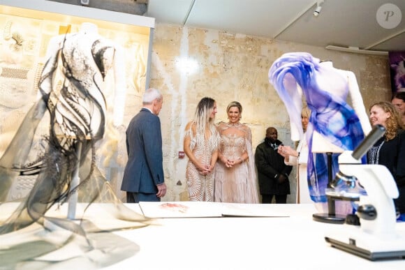 Brigitte Macron et la reine Maxima des Pays-Bas visitent l'exposition "Sculpter les sens" d'Iris van Herpen au Musée des Arts Décoratifs de Paris le 28 novembre 2023.