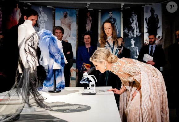 Brigitte Macron et la reine Maxima des Pays-Bas visitent l'exposition "Sculpter les sens" d'Iris van Herpen au Musée des Arts Décoratifs de Paris le 28 novembre 2023.