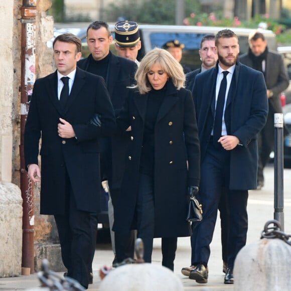 Le président de la République française Emmanuel Macron et la première Dame française Brigitte Macron - Obsèques de Gérard Collomb en la cathédrale Saint-Jean à Lyon le 29 novembre 2023. © Romain Doucelin/Bestimage