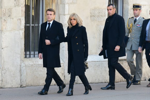 Emmanuel et Brigitte Macron - Obsèques de Gérard Collomb en la cathédrale Saint-Jean à Lyon le 29 novembre 2023. © Romain Doucelin/Bestimage