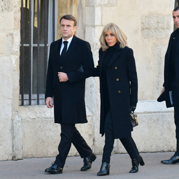Emmanuel et Brigitte Macron - Obsèques de Gérard Collomb en la cathédrale Saint-Jean à Lyon le 29 novembre 2023. © Romain Doucelin/Bestimage
