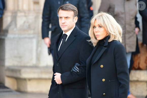 Le président de la République française Emmanuel Macron et la première Dame française Brigitte Macron - Obsèques de Gérard Collomb en la cathédrale Saint-Jean à Lyon le 29 novembre 2023. © Romain Doucelin/Bestimage