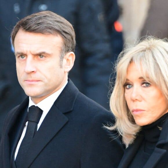 Le président de la République française Emmanuel Macron et la première Dame française Brigitte Macron - Obsèques de Gérard Collomb en la cathédrale Saint-Jean à Lyon le 29 novembre 2023. © Romain Doucelin/Bestimage