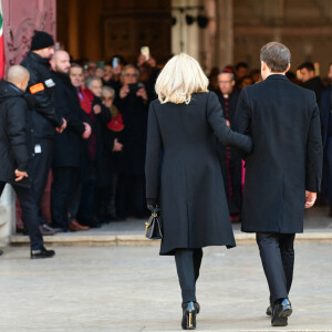 Emmanuel Macron et Brigitte Macron - Obsèques de Gérard Collomb en la cathédrale Saint-Jean à Lyon le 29 novembre 2023. © Romain Doucelin/Bestimage