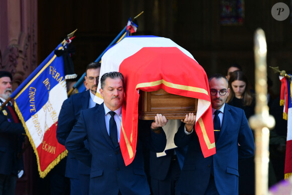 Sortie des obsèques de Gérard Collomb en la cathédrale Saint-Jean à Lyon le 29 novembre 2023. © Romain Doucelin/Bestimage