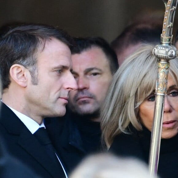 Le président de la République française Emmanuel Macron et Brigitte Macron - Sortie des obsèques de Gérard Collomb en la cathédrale Saint-Jean à Lyon le 29 novembre 2023. © Romain Doucelin/Bestimage