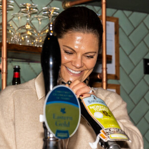 La princesse Victoria de Suède et son mari Daniel sont en visite officielle au Royaume-Uni pour 3 jours
La princesse Victoria de Suède en visite au pub "The Three Blackbirds" à Woodditton, à l'occasion de leur voyage officiel au Royaume-Uni