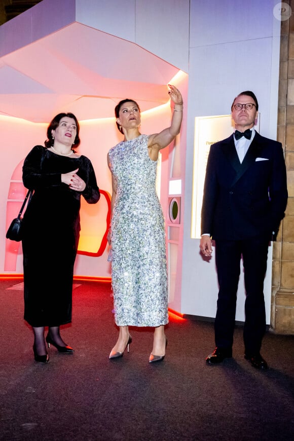 La princesse Victoria et le prince Daniel de Suède lors d'un dîner de gala au Musée d'Histoire naturelle à Londres, à l'occasion de leur voyage officiel au Royaume-Uni. Le 29 novembre 2023 
