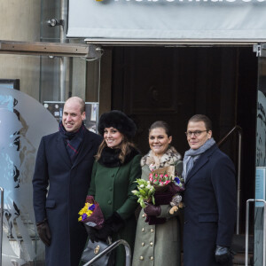 Qu'ils n'avaient pas revus depuis leur venue à Stockholm en 2018, alors que Kate était enceinte du prince Louis. Les présentations ont donc sûrement eu lieu !
Le prince William, duc de Cambridge, Catherine Kate Middleton (enceinte), duchesse de Cambridge, le prince Daniel, la princesse Victoria de Suède lors d'une rencontre avec les habitants de Stockholm en allant à pied au musée Nobel le 30 janvier 2018. 