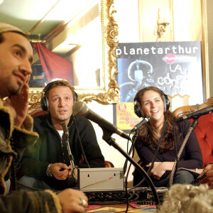 Archives - A Montpellier, en Languedoc-Roussillon, en France, lors de la tournée de promotion pour l'album PLANET ARTHUR LA COMPIL', Arthur Essebag entouré par son équipe, Cyril Hanouna et Valérie Benaim, en direct à la radio le 6 novembre 2002.