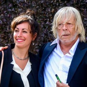 Renaud sort un nouvel album et en a fait la promotion sur RTL. Lors de son interview il a évoqué sa relation amoureuse avec Cerise.
Le chanteur Renaud (Renaud Séchan) et sa compagne Cerise (de son vrai prénom Christine) - Mariage d'Hugues Aufray et de Murielle Mégevand à la mairie de Marly-Le Roy, France.