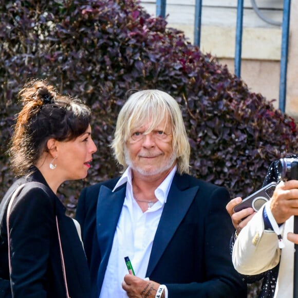 Cerise n'est pas le vrai prénom de la jeune femme qui en vrai s'appelle Christine.
Le chanteur Renaud (Renaud Séchan) et sa compagne Cerise (de son vrai prénom Christine) - Mariage d'Hugues Aufray et de Murielle Mégevand à la mairie de Marly-Le Roy, France, le 2 septembre 2023.