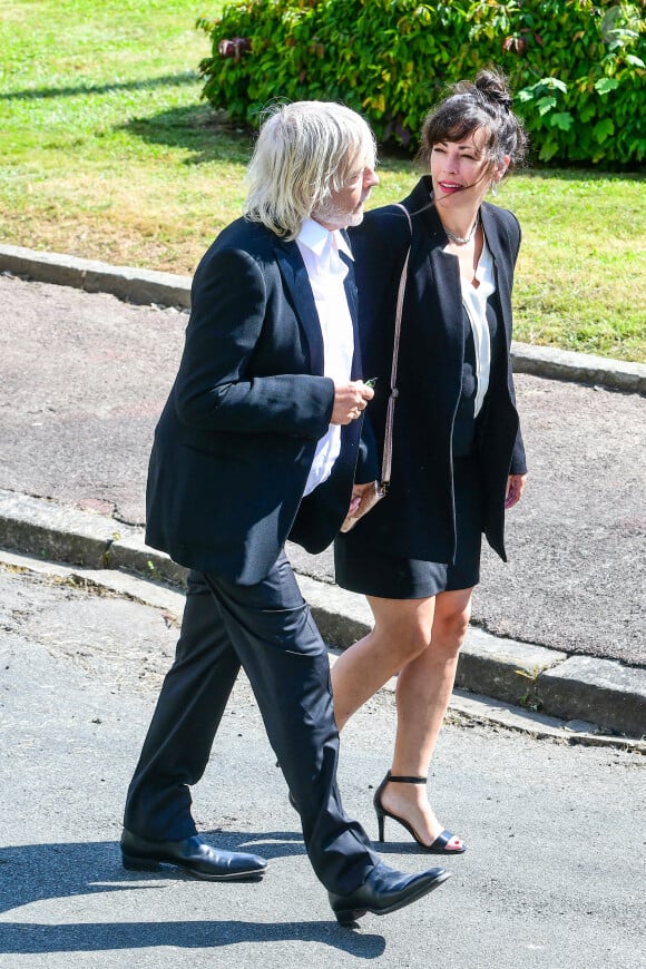 Le chanteur Renaud (Renaud Séchan) et sa compagne Cerise (de son vrai prénom Christine) - Mariage d'Hugues Aufray et de Murielle Mégevand à la mairie de Marly-Le Roy, France, le 2 septembre 2023.