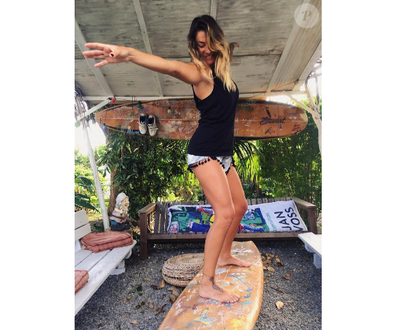 Clio Pajczer fait du surf en Guadeloupe. De belles photos d'elle qui ont malheureusement aussi soulevé des critiques. Janvier 2017.