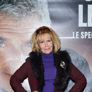 Exclusif - Clémentine Célarié - Photocall - Spectacle symphonique Claude Lelouch "D'un film à l'autre" au Palais des Congrès de Paris le 14 novembre 2022. Pour Fêter ses 85 ans et 60 de carrière, Claude Lelouch a créé un ciné-concert, "Claude Lelouch - D'un film à l'autre", dans lequel la musique de ses films est jouée par l'orchestre philharmonique de Prague, au Palais des Congrès à Paris. Sur le gâteau, son chiffre fétiche : 13 car 85 ans (8+5 = 13). Claude Lelouch associe le 13 à toute sa vie professionnelle : sa société "Les films 13" et son cinéma, le "Club 13. © Moreau / Rindoff / Bestimage 