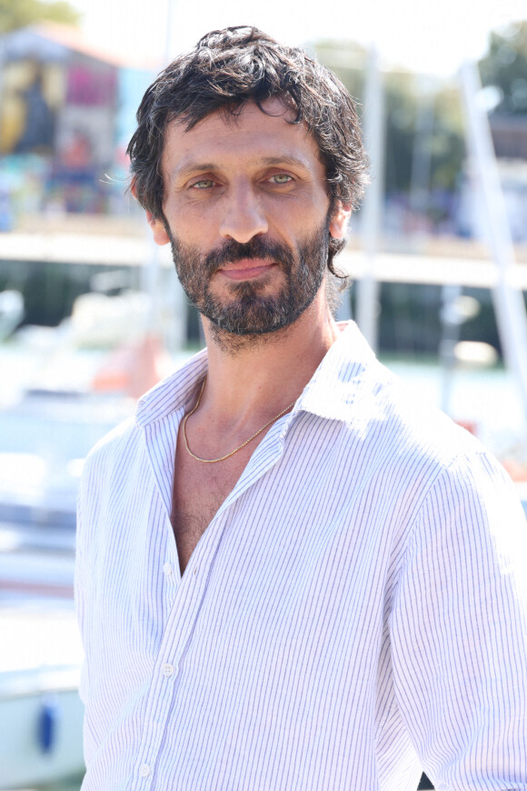 David Kammenos lors du photocall de la série "Tout cela je te le donnerai"de la 25ème édition du Festival de la fiction de la Rochelle, France, le 15 septembre 2023. © Denis Guignebourg/BestImage 