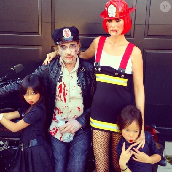 Jade et Joy Hallyday, Laeticia et Johnny Hallyday lors d'une fête d'Halloween