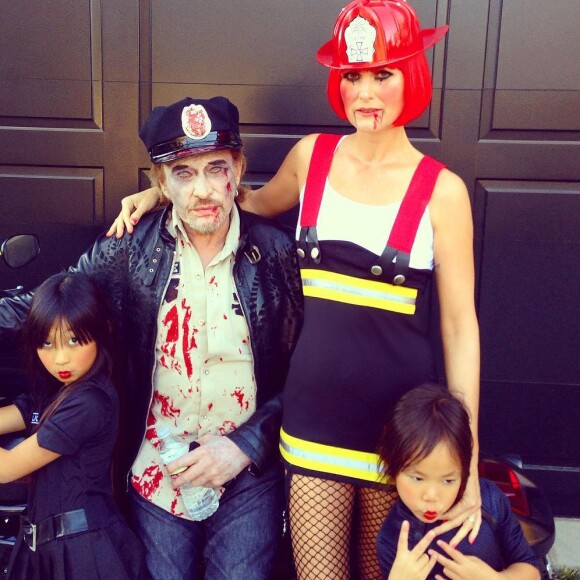 Jade et Joy Hallyday, Laeticia et Johnny Hallyday lors d'une fête d'Halloween