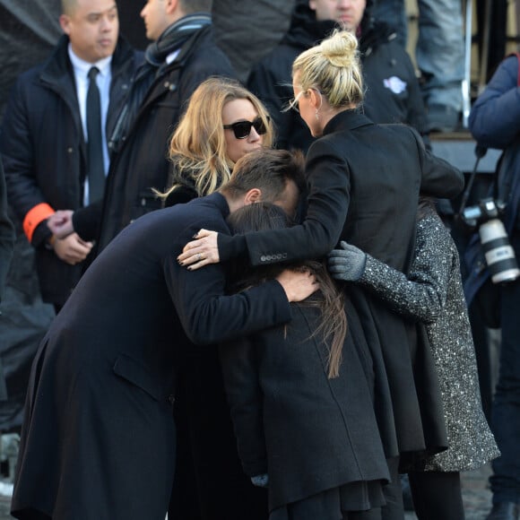 Le président Emmanuel Macron, sa femme Brigitte, Laura Smet, David Hallyday, Laeticia Hallyday et ses filles Joy et Jade - Arrivées des personnalités en l'église de La Madeleine pour les obsèques de Johnny Hallyday à Paris le 8 decembre 2017. © Veeren/Bestimage