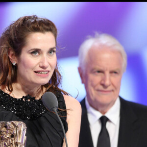 EMMANUELLE DEVOS ( MEILLEURE ESPOIR FEMININ ) & ANDRE DUSSOLLIER - 35 EME CEREMONIE DES CESAR 2010 AU THEATRE DU CHATELET . 