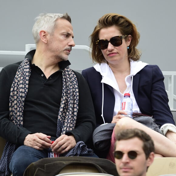 "On a besoin de personne. Un vrai couple de pigeons", vient-elle de déclarer.
Emmanuelle Devos et son compagnon Jean-Pierre Lorit dans les tribunes lors des internationaux de tennis de Roland Garros à Paris, France, le 30 mai 2019. © Jean-Baptiste Autissier/Bestimage 