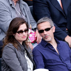 Emmanuelle Devos et son compagnon Jean-Pierre Lorit dans les tribunes du tournoi international de tennis Roland Garros à Paris. Le 31 mai 2010  